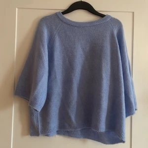 Ljusblå stickad T-shirt tröja  - Mysig ljusblå stickad tröja med rund halsringning och vida ärmar. Jättesöt tröja nu till hösten men som tyvärr inte kommer till användning, storlek M men upplever att den är lite större i storleken❣️