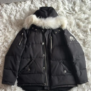 Moose Knuckles Dunjacka – Äkta, toppskick - Säljer min äkta Moose Knuckles-jacka. Den passar som L. Jackan är i mycket fint skick, inga fläckar eller skador.  🔥 Varm, stilren och äkta vinterjacka 🔥 Populär modell – säljs snabbt i denna storlek 🔥 Perfekt för både vardag och fest  Pris: 4.000 kr (kan diskuteras vid snabb affär).