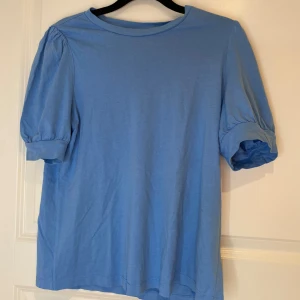 Blå tröja med lite ”puffiga” axlar  - Säljer en ljusblå tröja som är mer puffiga vid axlarna. 