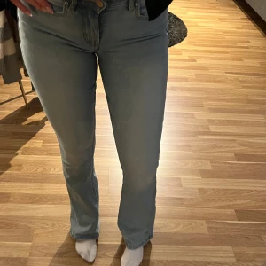 Ljusblå low flare jeans XS L32 - Säljer ett par ljusblå jeans i low flare-modell och låg midja då jag upplever dom som för korta på mej (168cm). Använt dom ca 3 gånger samt tvättat dom 1 gång så i väldigt fint skick🌸