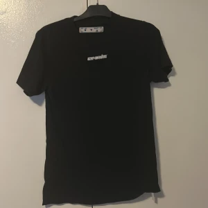  Off-White t-shirt  - Hej, säljer nu min Off-White t-shirt då den bara hänger i garderoben. Den är i jättefint skick och inga fläckar eller liknande. Den passar storlek Xs-S. Kvitto finns samt taggar