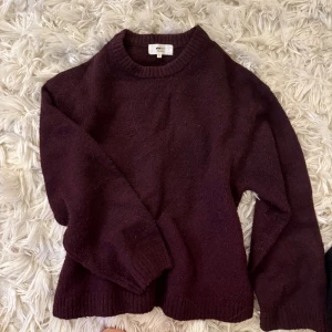 Vinröd ulltröja från Gina Tricot XS - Mysig vinröd stickad tröja från Gina Tricot i ullblandning. Tröjan har rund halsringning, ribbade muddar och lång ärm. Perfekt för kyliga dagar och enkel att matcha med jeans eller kjol.