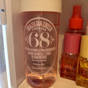 Sol de Janerio parfymen 38 stor  - En stor 68 parfym som luktar så söt och gott. Har används lite gran bara, som man kan se på bilderna.🌸