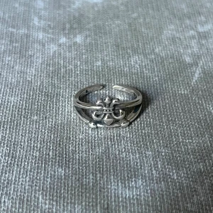Fleur Chromée  - Clean and polished silver-tone ring with a bold Fleur de Lis centerpiece — sharp and modern.