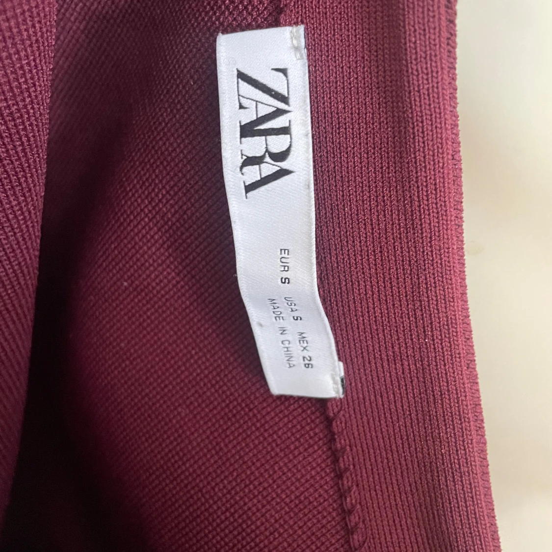 Vinröd oneshoulder topp från Zara - 3