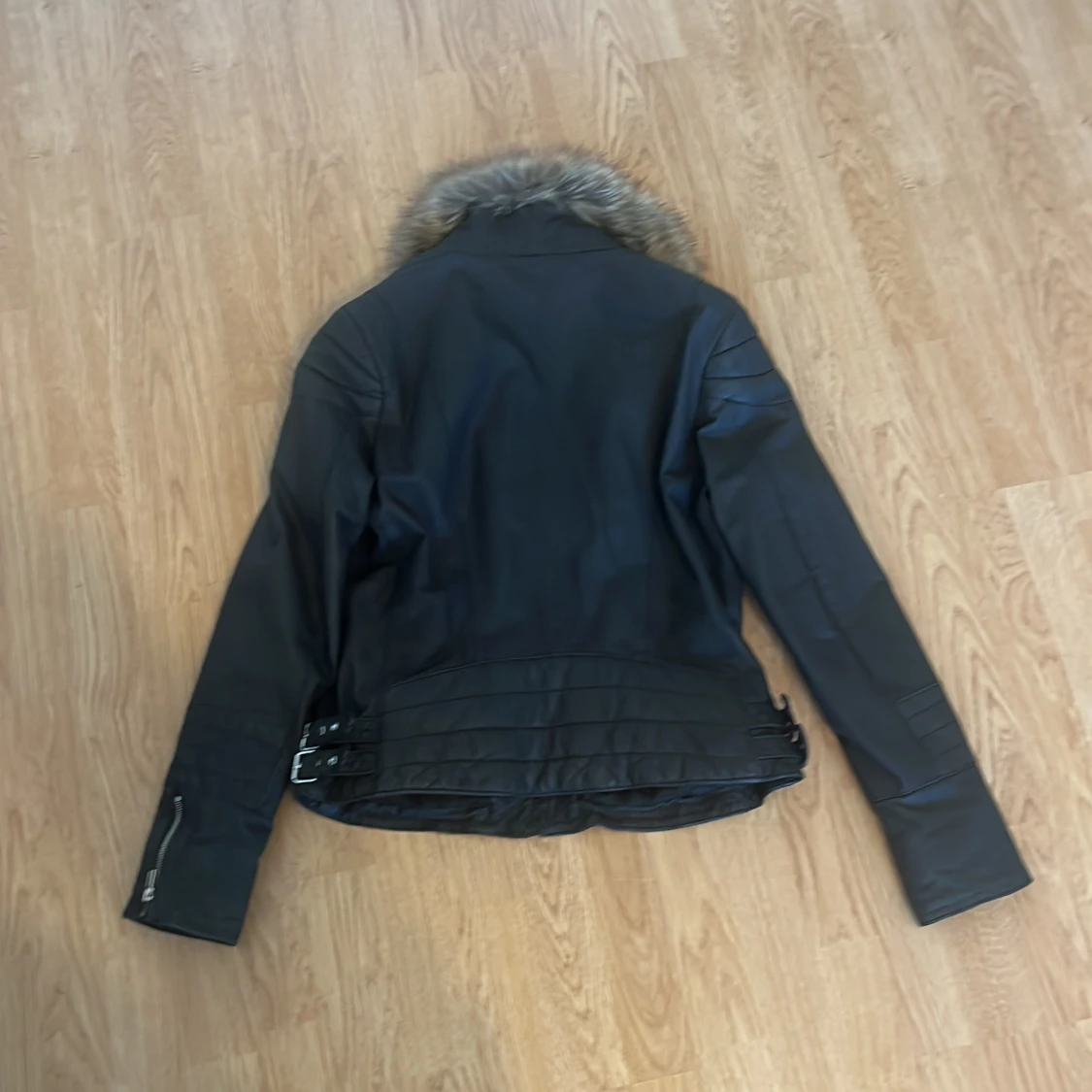 Svart skinnjacka med fuskpäls från Jofama - 1