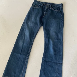 Vintage Raka/ bootcut Jeans 30/32 - Jeans i blå denim med rak passform. Snygga kontrastsömmar.. Jeansen har normal midja och är tili slitstark denim.  Storlek 30/32