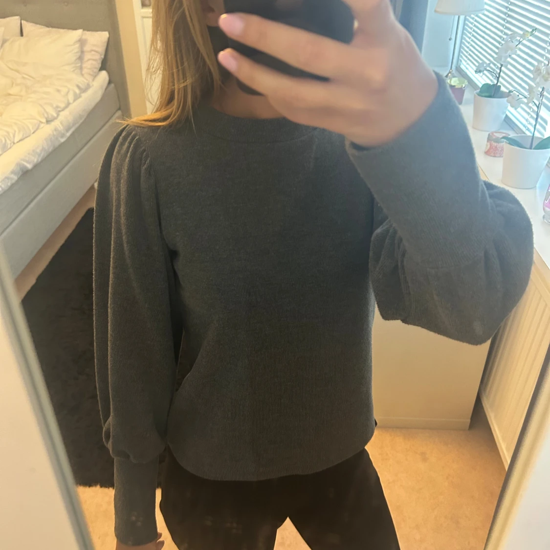 Mörkgrå stickad tröja med puffärm