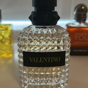 Valentino parfym i snygg flaska - Stilren parfym från Valentino med cool design. Perfekt för dig som vill sticka ut och addera en lyxig touch till din samling. 50 ml. 7 månader gammal. 