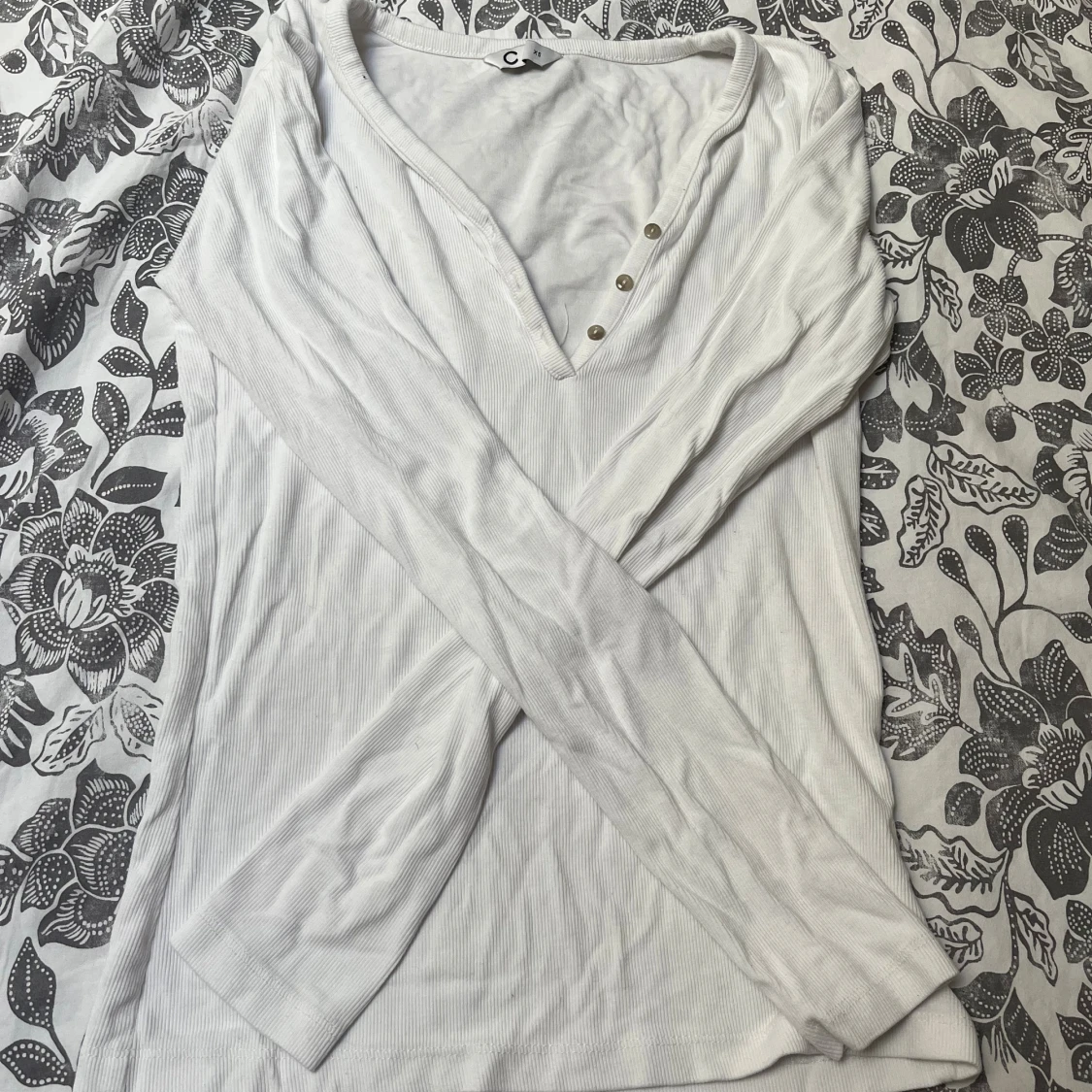 Vit ribbad långärmad tröja med knappar