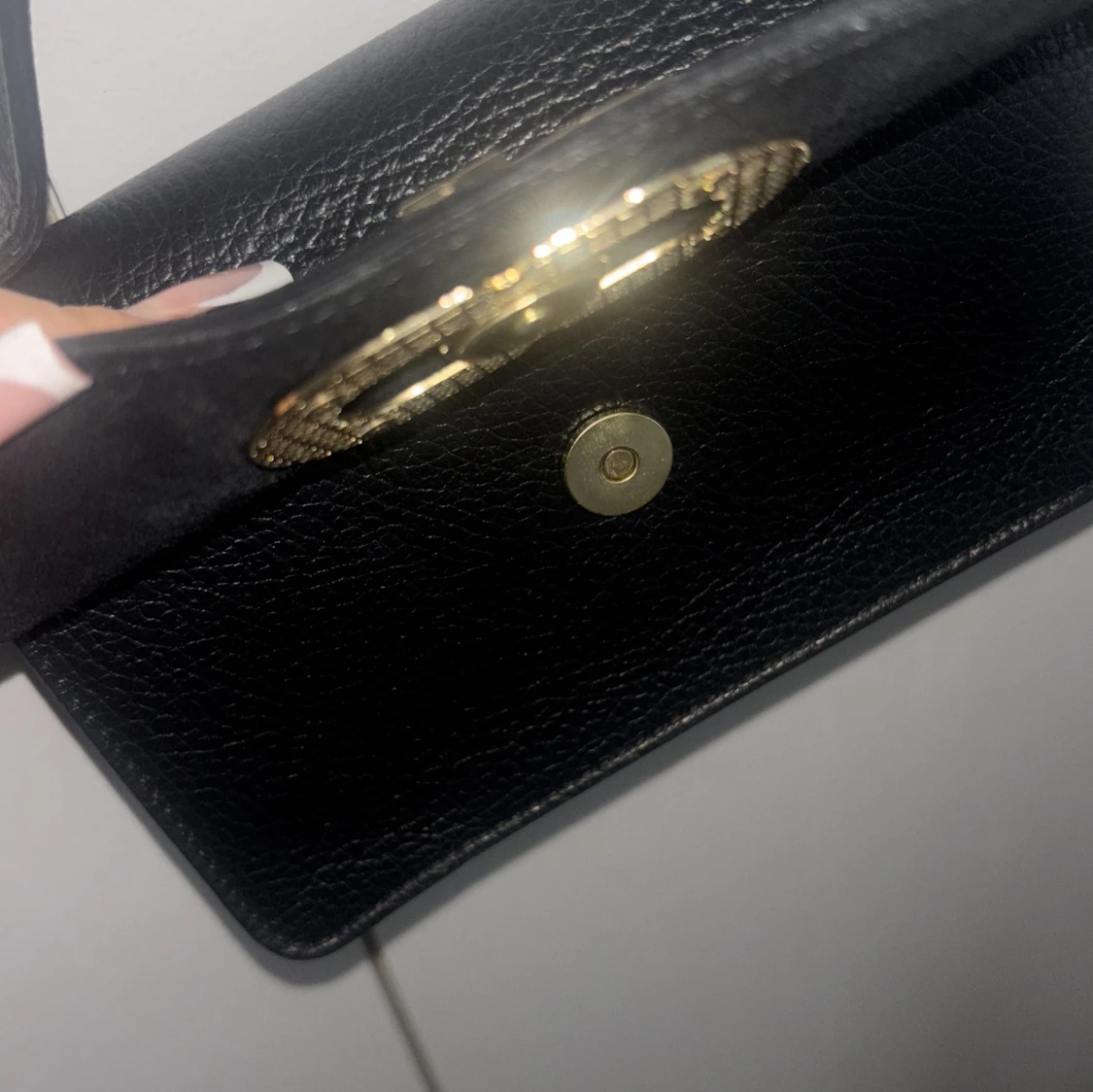 Svart handväska med gulddetalj - 2