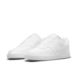 Nike Air Force 1 helvita sneakers - Klassiska Nike Air Force 1 sneakers i helvitt skinn med lågt skaft. Skorna har rund tå, snörning och diskret Nike-logga på sidan. Perfekta för dig som gillar en clean och stilren look.