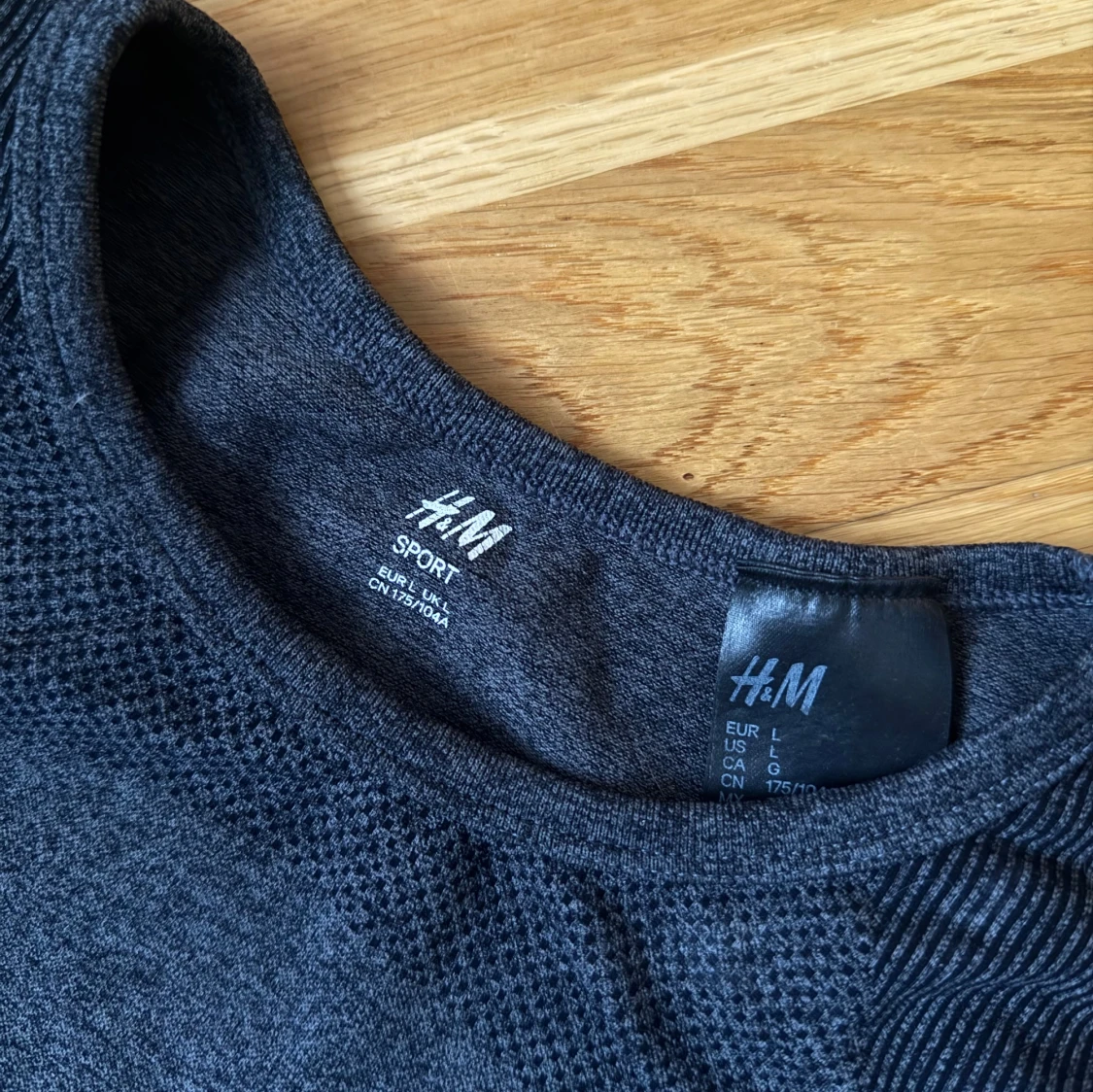 Mörkgrå croppad träningstopp H&M - 1