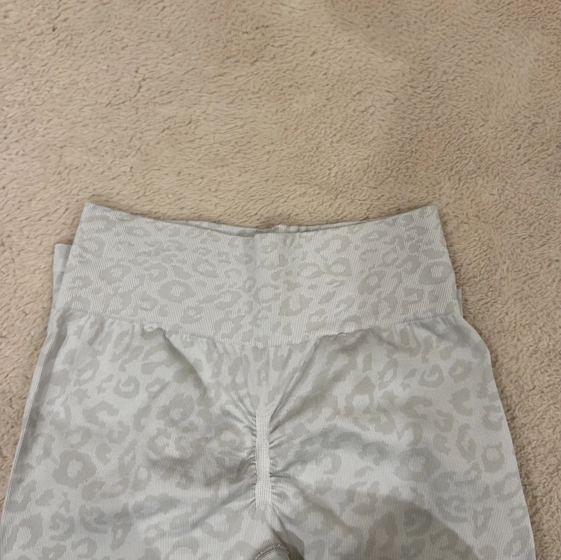 Grå leopardmönstrade leggings M - 2