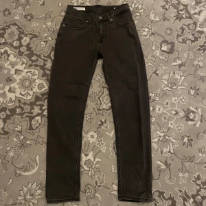 Mörkgrå Zara jeans  - Riktigt stilrena Zara Jeans i size 38, vilket motsvarar W29-30 L30. Stretchy material så kan nog gå upp till W31-32. Bara använda en gång, inga defekter. Nypris 449! 