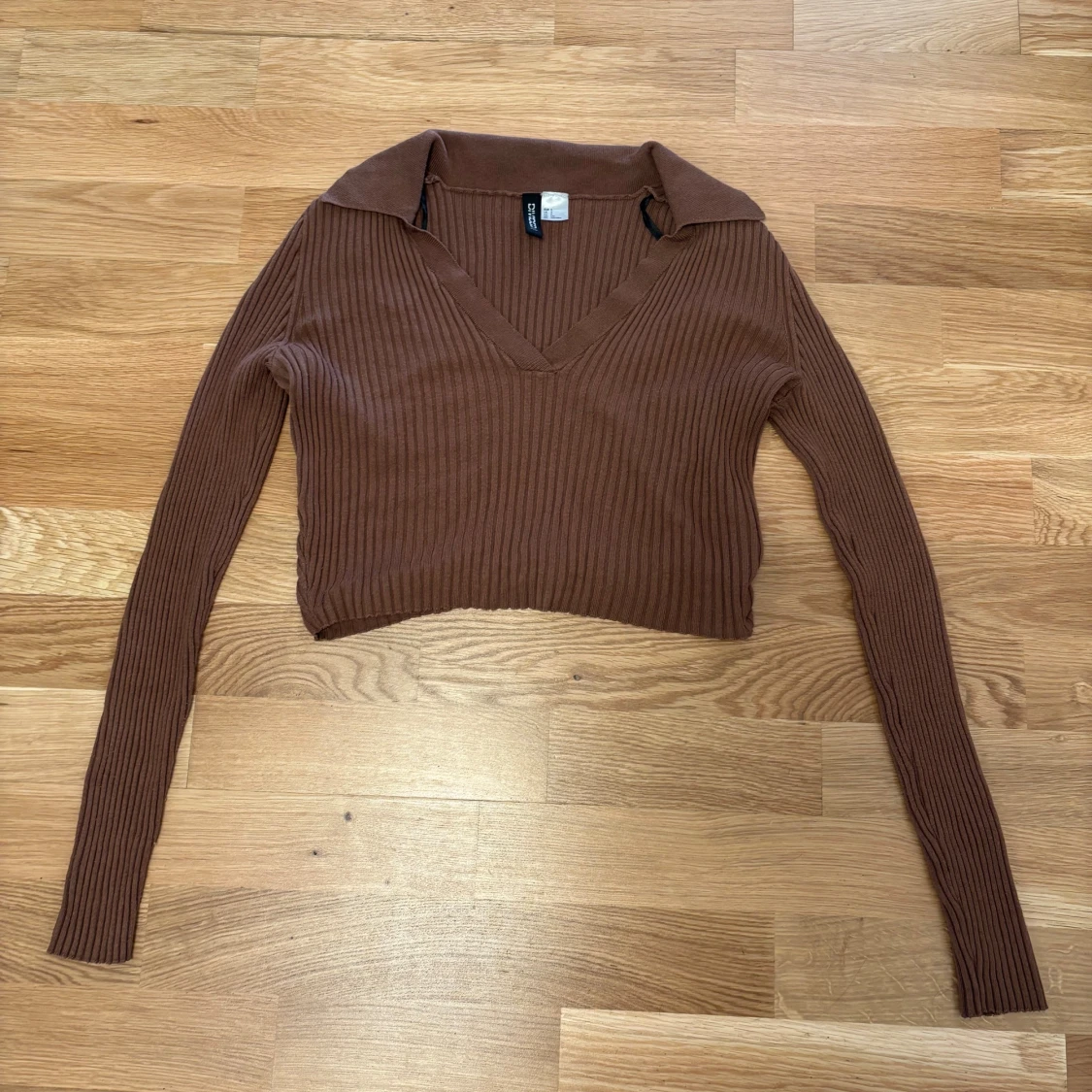 Brun ribbad croppad tröja