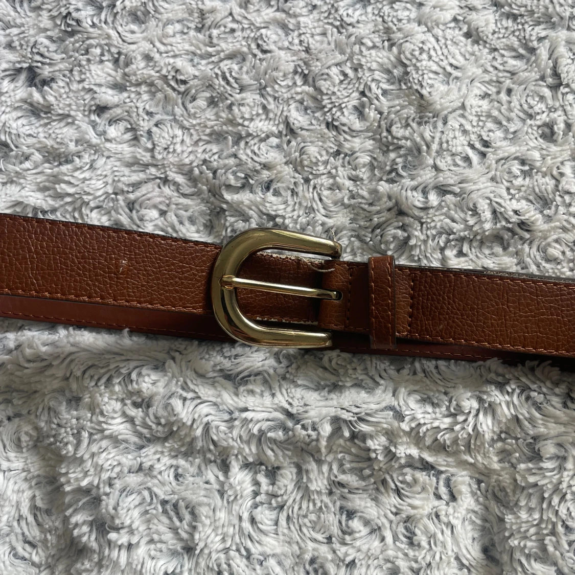 Brunt skärp med guldfärgat spänne