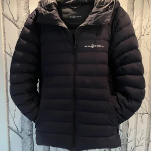 Sail Racing Vinterjacka - Svart Sail Racing Vinterjacka!                                            Kvaliten är näst intill ny, använd under en mindre tid. Inga skador, vid frågor DM!