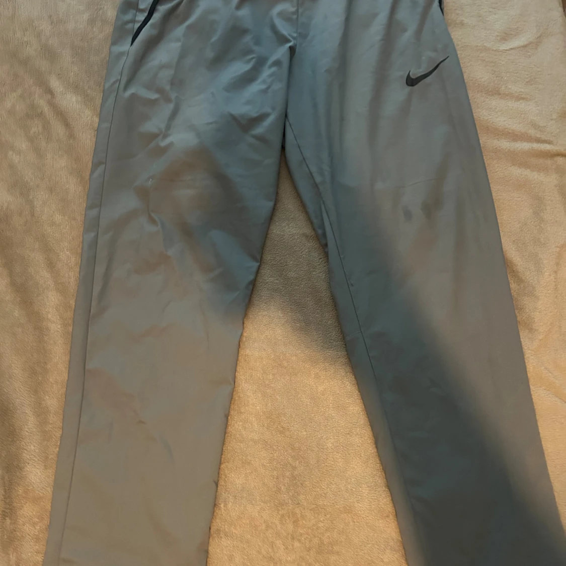 Gråa träningsbyxor från Nike