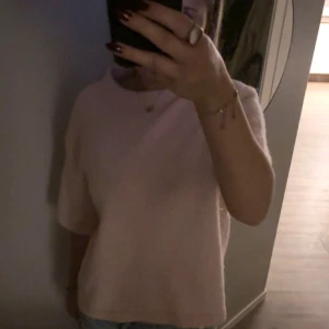 Ljusrosa stickad tröja - Ljusrosa stickad tröja med korta ärmar från gina tricot, ganska använd men ändå i bra skick, är i XS men lite större i modell 