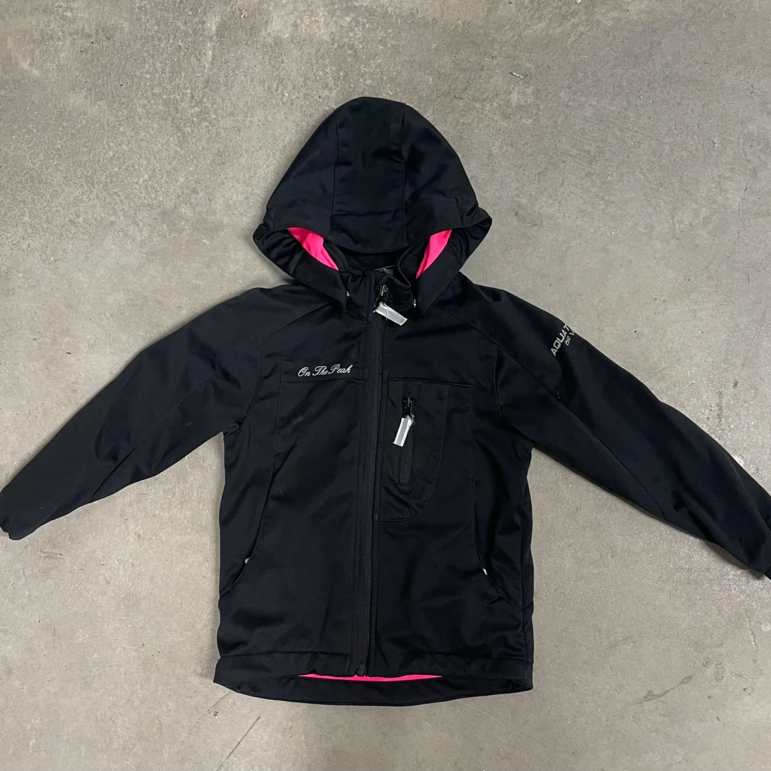 Svart vindjacka On The Peak med huva