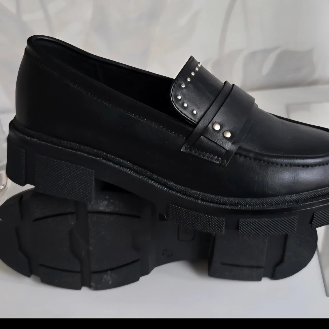Chunky svarta loafers med nitar