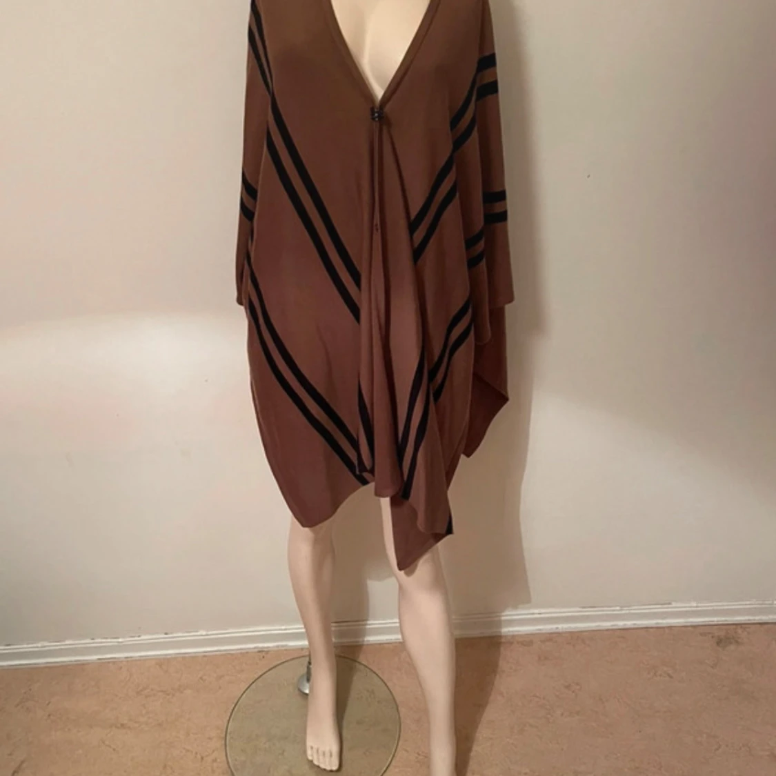 Brun ponchoväst med svarta ränder - 4