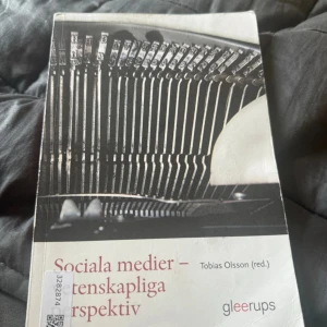 Sociala medier – vetenskapliga perspektiv - Upptäck sociala medier ur ett vetenskapligt perspektiv! Den här boken analyserar och diskuterar sociala mediers roll i samhället, deras historiska bakgrund och påverkan på politik och kultur. Perfekt för dig som vill förstå dagens digitala värld på djupet.