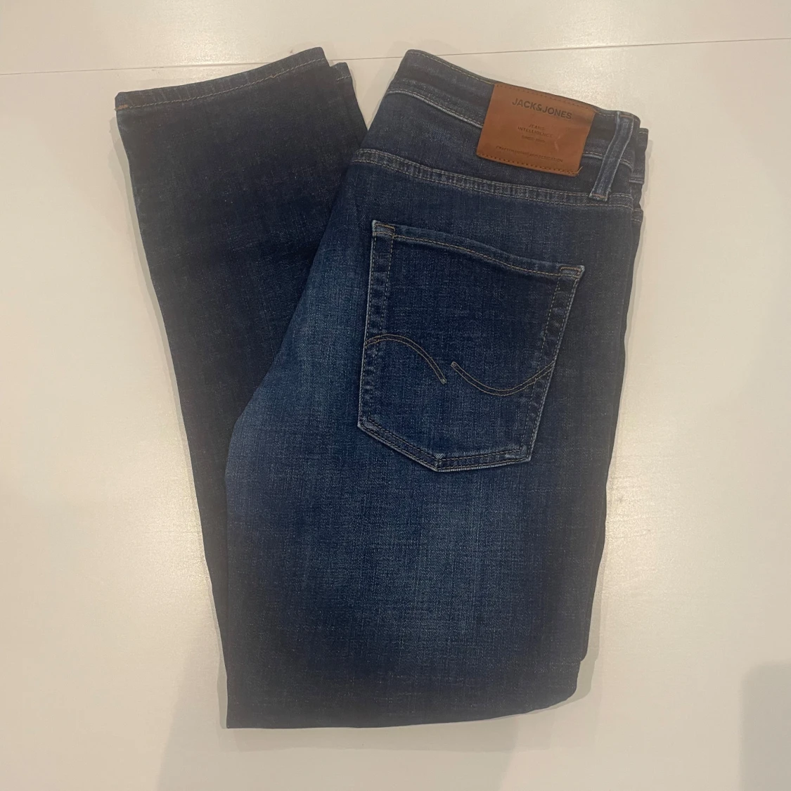 Mörkblå tapered jeans från Jack & Jones - 1