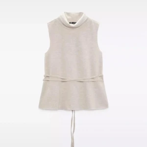 Beige polotopp med snöre från Zara - Säljer denna snygga topp från Zara.