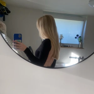 Svart långklänning med öppen rygg - Från Gina Tricot, endast använd en gång, köpt förra sommaren. Kommer tyvärr inte till användning.