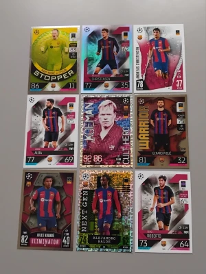 FC Barcelona Topps fotbollskort - Samling med fotbollskort från Topps med FC Barcelona-spelare. Korten har färgstarka designer och visar spelare i klubbens blå-röda matchställ. Innehåller specialkort som 'Next Gen', 'Cult Hero' och 'Pro Elite'. Perfekt för dig som gillar att samla sportkort och är Barca-fan.
