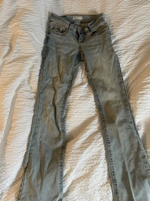 Ljusblå straightleg jeans Gina tricot - Snygga ljusblå lågmidjade jeans från Ginatricot. Säljer pga lite för små för mig och lite för kort för mig som är 169 cm lång💓 (skrynkliga på bild pga nytvättade)