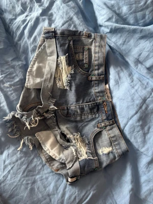 One teaspoon shorts - Super snygga och trendiga low waist jeans shorts från one teaspoon! Storlek xs💞 pris kan diskuteras