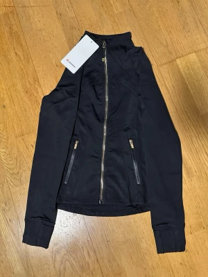 Lululemon Define jacket black/gold - Helt ny med tags. Storlek 2. Oanvänd och kvitto finns🥰