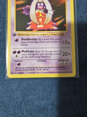 Jynx #31 1st Edition  - Säljer ett Jynx-kort från Pokémon Base Set 2, nummer 31/102. Kortet har lila, gul och orange färg med klassisk design och engelska attacker som Doubleslap och Meditate. Perfekt för samlare eller Pokémonfans som vill utöka sin kortsamling.