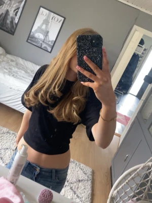 Svart tröja med tight midja  - Svart tröja med lös passform men en tight midja