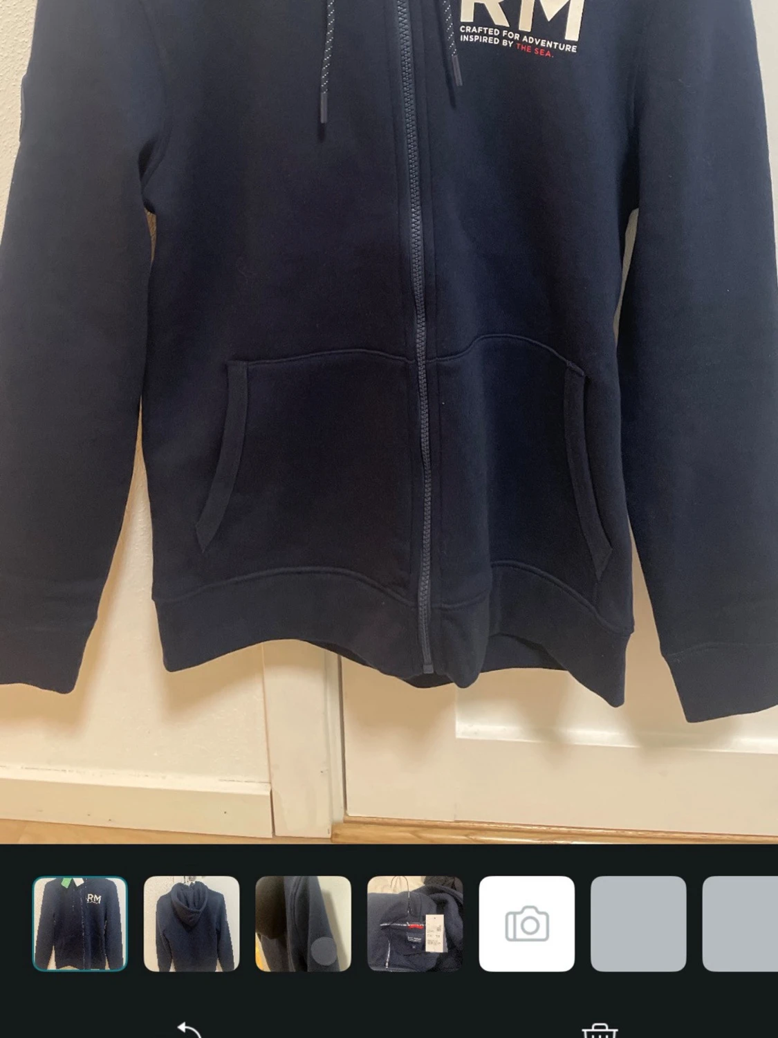 Mörkblå zip hoodie från Peak Performance