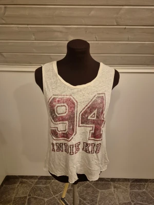 Linne med tryck - Säljer ett vitt linne med stort tryck i rött🤍❤️ Tunn och luftig, perfekt till sommaren! Det är bara att skriva om man har frågor!😊💖