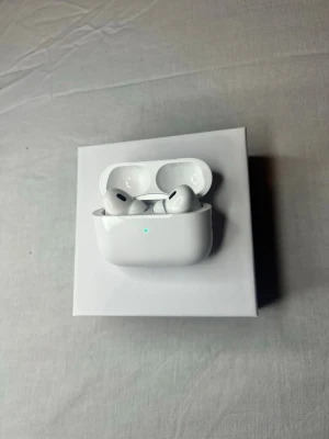 Apple AirPods Pro 2 – som nya, Noise CancellationApple AirPods Pro 2 – som nya, Noise Cancellation - Apple AirPods Pro (2:a generationen). Endast uppackade och kort testade – som nya och i mycket bra skick.  Aktiv brusreducering (Noise Cancellation) och hög ljudkvalitet. Originalkartong och alla tillbehör ingår (USB-C-kabel, extra öronproppar, dokumentation).  Serienummer visas och matchar kartong. Hörlurarna är borttagna från Apple-ID och redo att användas. Pris kan diskuteras vid snabb affär. Hör gärna av dig vid frågor