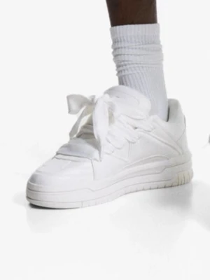 Bershka Chunky Skor - Stilrena vita sneakers med chunky sula och breda snören. Skorna har en låg profil och rund tå, vilket ger en modern och clean look. Perfekta för dig som gillar minimalistisk stil och vill ha något som sticker ut lite extra.