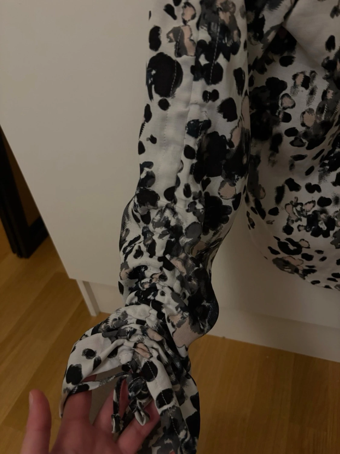 Mönstrad blus med knytärmar - 1