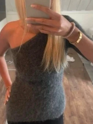Grå oneshoulder stickad topp - Jätte fin tröja från Zara, stolek M men passar xs-m❤️knappast använd