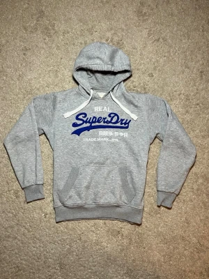 Superdry Hoodie - Grå Superdry Hoodie. - Storlek: S - Pris: 599 kr - Först till Kvarn!