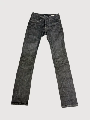 Vintage Acne jeans - Mörkgrå vintage jeans från Acne. Fint skick, bara lite slitna längst ner. Storlek 26/32. Tillverkade i Italien. Slim fit.