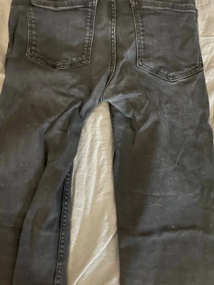 Low waist, bootcut svarta jeans! - Svarta jeans från Lori Denim. Jeansen är använde en del men inget slitage syns. Ganska bootcut och är low/mid waist men mer åt low waist. Lite korta för mig som är 170ca💗