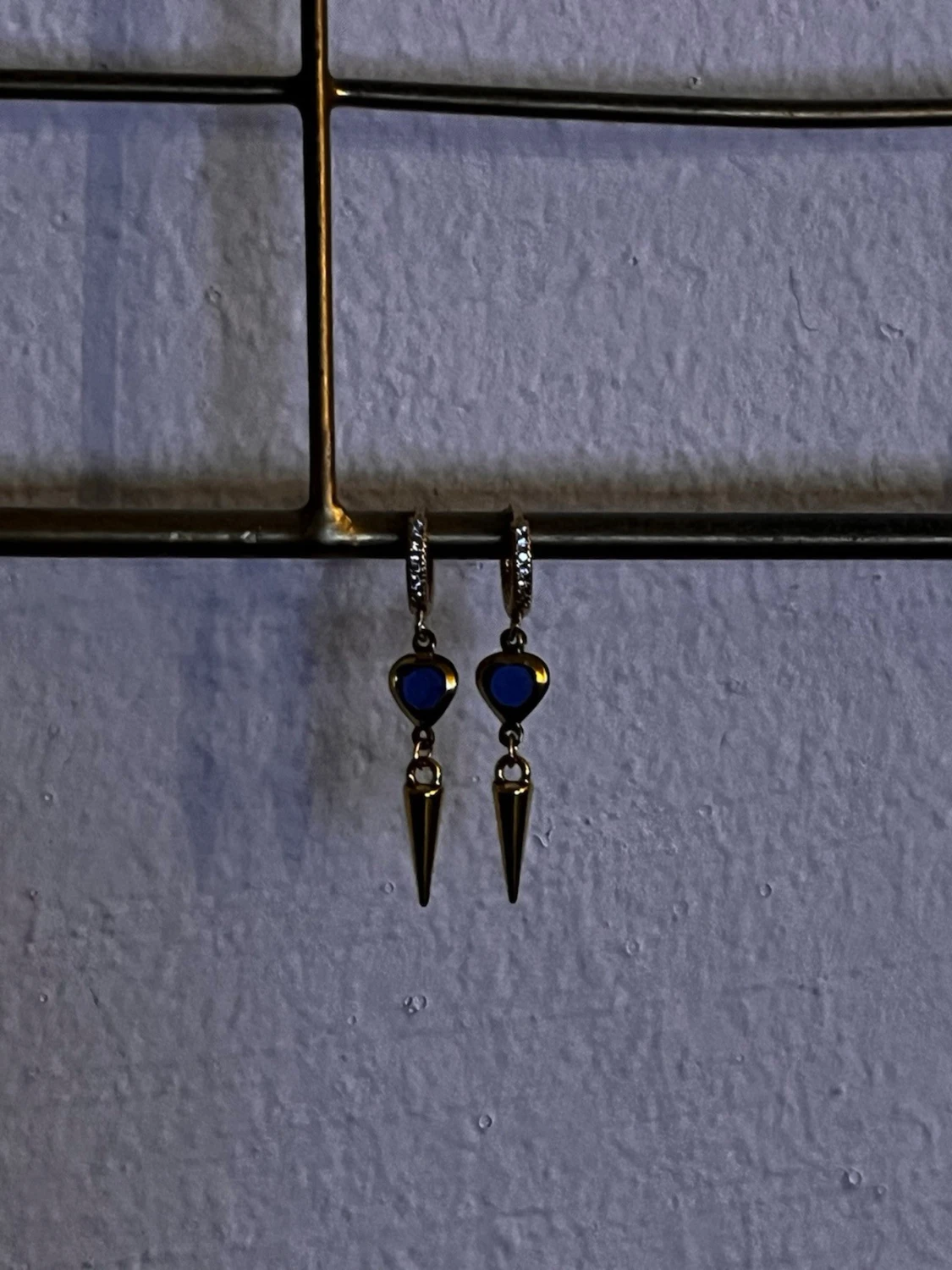 Guldörhängen med blå sten och spets