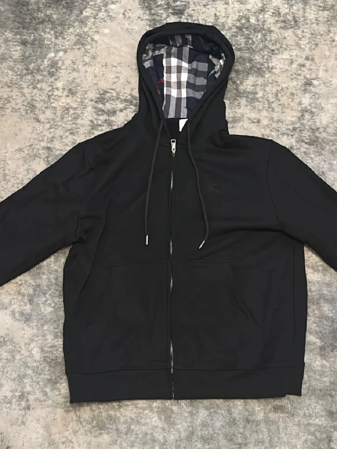 Svart hoodie med rutigt foder