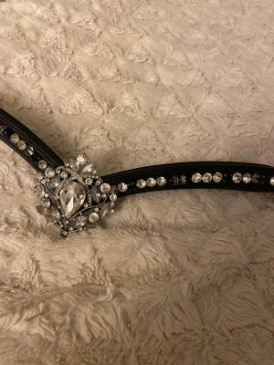 Fint pannband till häst - Snyggt svart pannband. Jättebra knäppe, så enkelt att sätta på. 