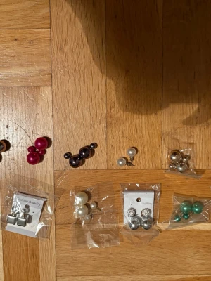 13 par örhängen  - 13 par helt nya örhängen. 